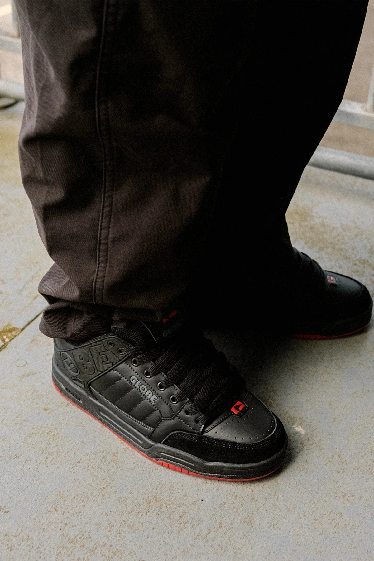 Globe Tilt calzado hombre detail 7 | Black/Red/Charcoal