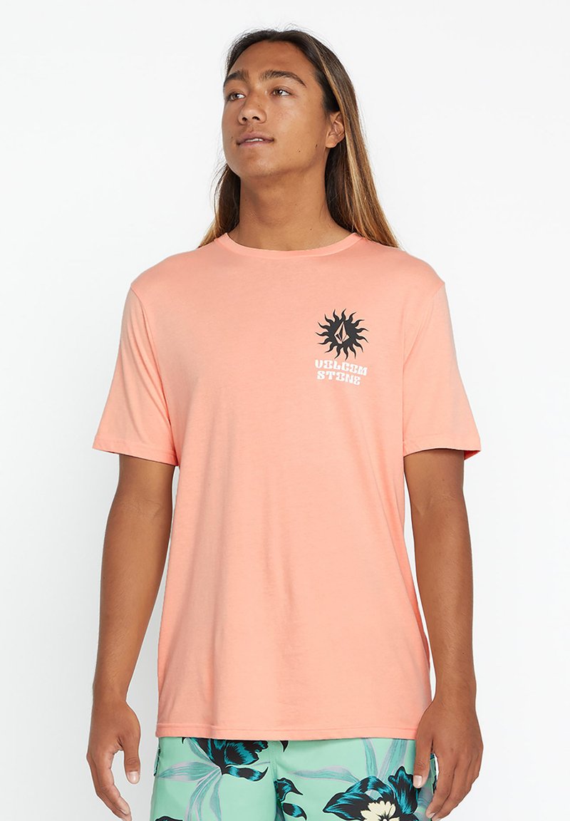Camiseta Volcom Farm to Yarn Rayz Short Sleeve Tee - Summer Orange | Camisetas de hombre | Camisetas manga corta de hombre | Volcom Shop | surfdevils.com