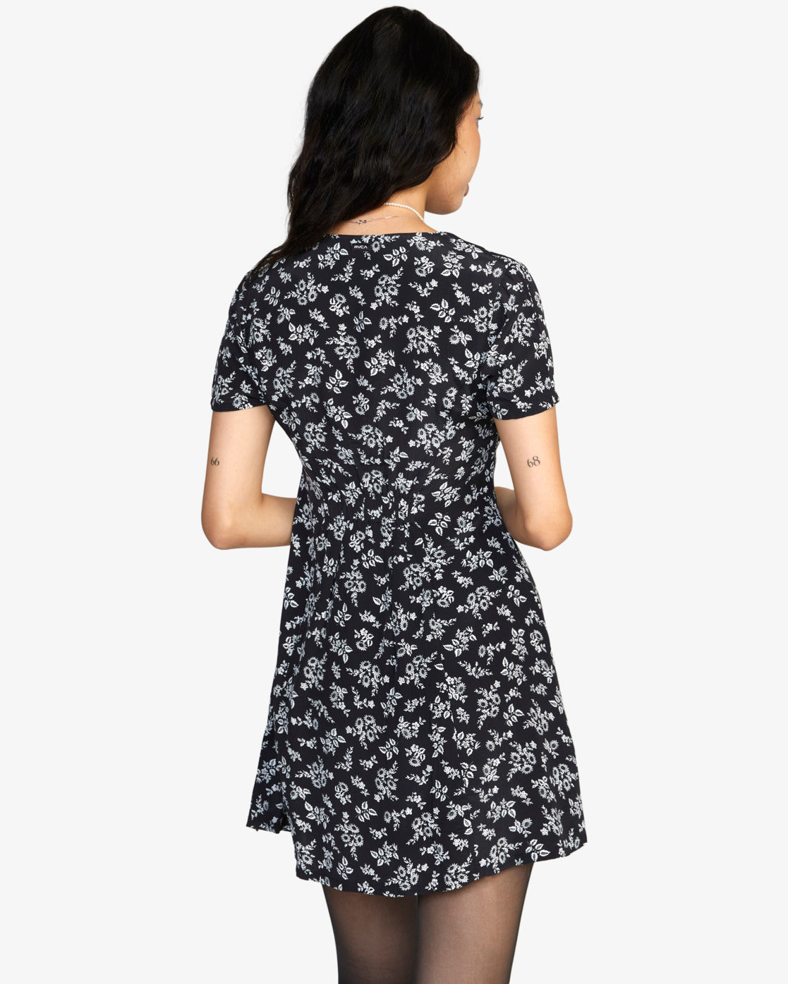 Abito nero sobrio Rvca