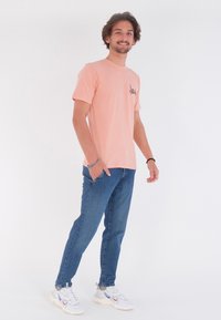 Hurley | Camiseta Hurley Wash Parrot Tee Pink Quest  | Camisetas, Camisetas manga corta, Men, Ropa | 
